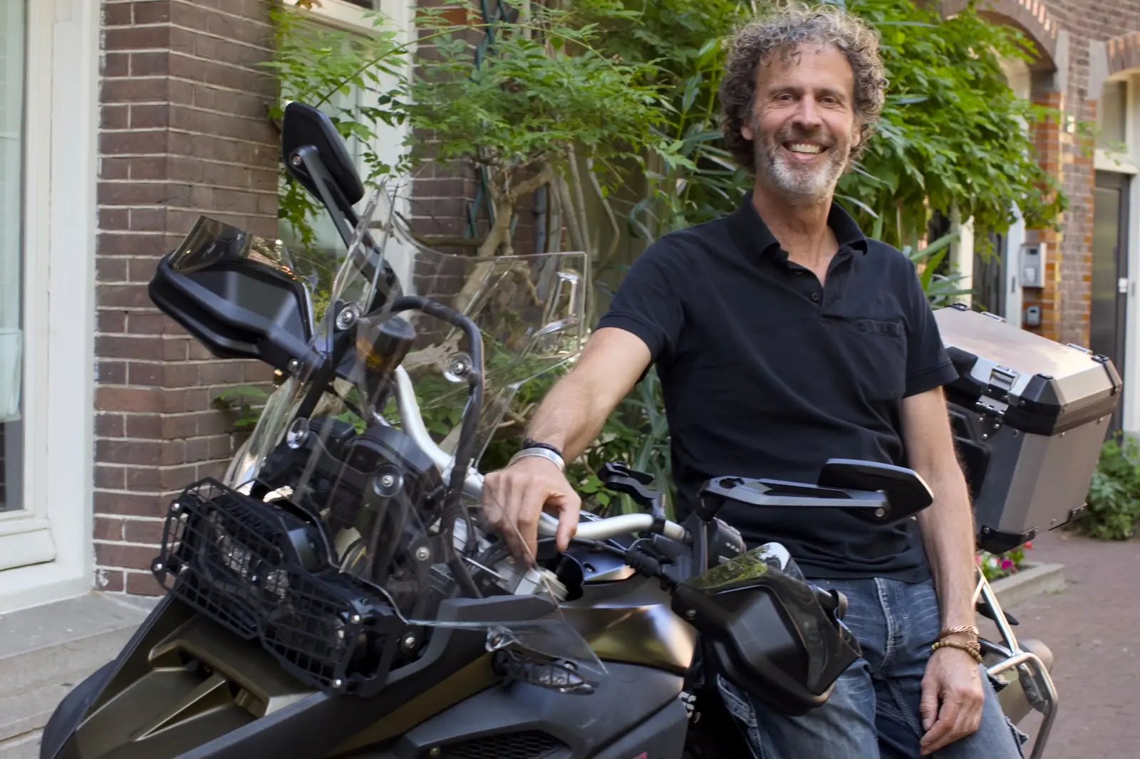 Slotenmaker van IJssel Slotenservice bij zijn motor, onderweg naar een klus in de omgeving van Zutphen